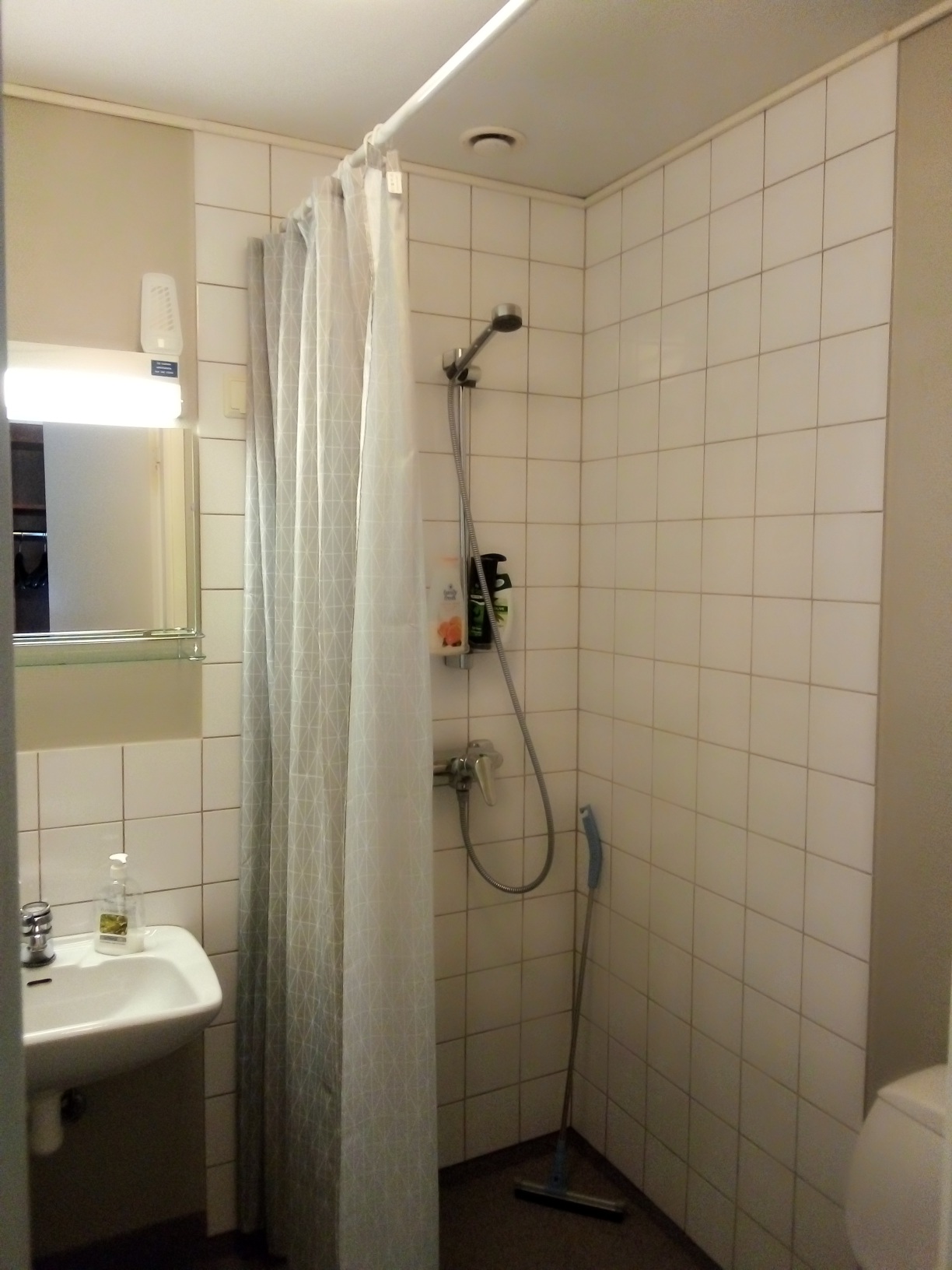 Hotellihuoneen kylpyhuone